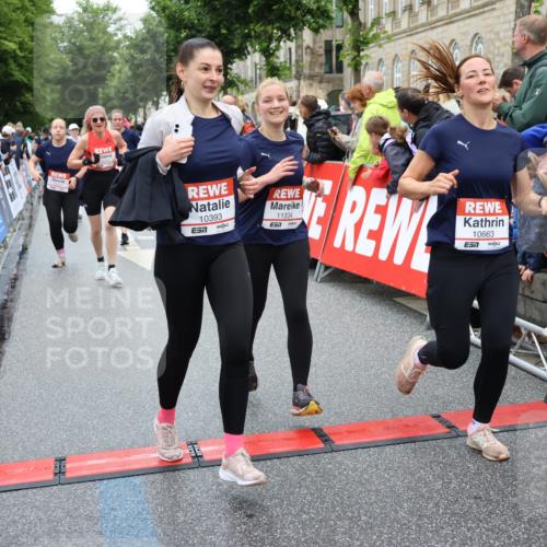 14.06.2026 - REWE Women's Run Strokosch-Dieckow http://msf.ph/oto/9782559 14.06.2026 10:01:09 Ziel 10162, 10188, 10204, 10370, 10393, 10522, 10576, 10594, 10613, 10637, 10663, 11104, 11150, 11334, 11440, 11472, 11483 meine-sportfotos.de