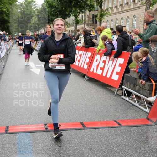 14.06.2026 - REWE Women's Run Strokosch-Dieckow http://msf.ph/oto/9782727 14.06.2026 10:01:16 Ziel 10068, 10204, 10370, 10393, 10522, 10576, 10663, 11104, 11150, 11265, 11308, 11334, 11412, 11440, 11472, 11522 meine-sportfotos.de