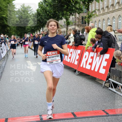 14.06.2026 - REWE Women's Run Strokosch-Dieckow http://msf.ph/oto/9782860 14.06.2026 10:01:22 Ziel 10068, 10121, 10221, 10933, 11265, 11308, 11375, 11412, 11522 meine-sportfotos.de
