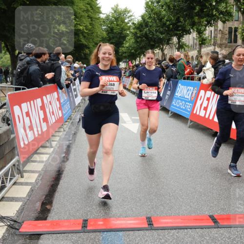 14.06.2026 - REWE Women's Run Strokosch-Dieckow http://msf.ph/oto/9782920 14.06.2026 10:01:26 Ziel 10121, 10221, 10792, 10933, 11375, 11412 meine-sportfotos.de