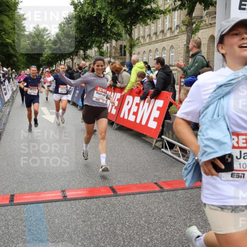 14.06.2026 - REWE Women's Run Strokosch-Dieckow http://msf.ph/oto/9783208 14.06.2026 10:01:52 Ziel 10165, 10320, 10431, 10453, 10495, 10831, 11013, 11038, 11075, 11078, 11285 meine-sportfotos.de