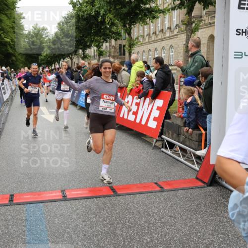 14.06.2026 - REWE Women's Run Strokosch-Dieckow http://msf.ph/oto/9783227 14.06.2026 10:01:52 Ziel 10165, 10320, 10431, 10453, 10495, 10831, 11013, 11038, 11075, 11078, 11285 meine-sportfotos.de