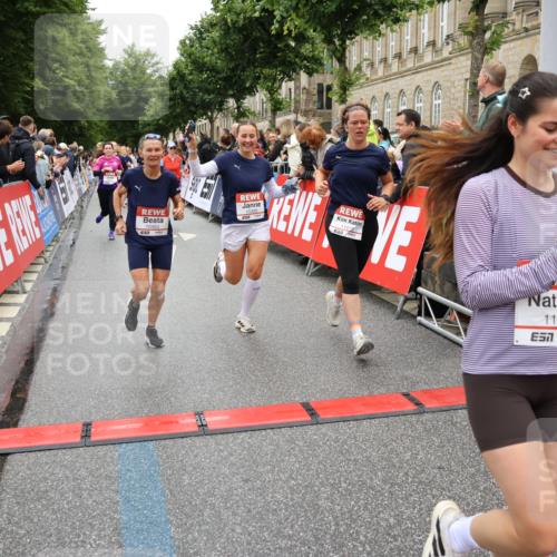14.06.2026 - REWE Women's Run Strokosch-Dieckow http://msf.ph/oto/9783236 14.06.2026 10:01:52 Ziel 10165, 10320, 10431, 10453, 10495, 10831, 11013, 11038, 11075, 11078, 11285 meine-sportfotos.de