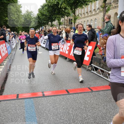 14.06.2026 - REWE Women's Run Strokosch-Dieckow http://msf.ph/oto/9783246 14.06.2026 10:01:53 Ziel 10165, 10320, 10431, 10453, 10495, 10831, 11013, 11038, 11075, 11078, 11285 meine-sportfotos.de