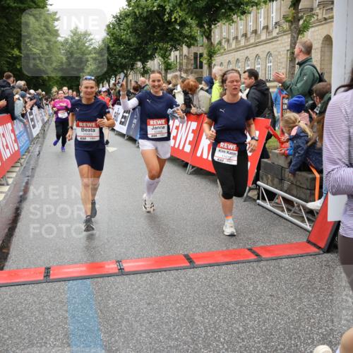 14.06.2026 - REWE Women's Run Strokosch-Dieckow http://msf.ph/oto/9783255 14.06.2026 10:01:53 Ziel 10165, 10320, 10431, 10453, 10495, 10831, 11013, 11038, 11075, 11078, 11285 meine-sportfotos.de