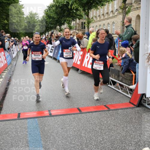 14.06.2026 - REWE Women's Run Strokosch-Dieckow http://msf.ph/oto/9783264 14.06.2026 10:01:53 Ziel 10165, 10320, 10431, 10453, 10495, 10831, 11013, 11038, 11075, 11078, 11285 meine-sportfotos.de