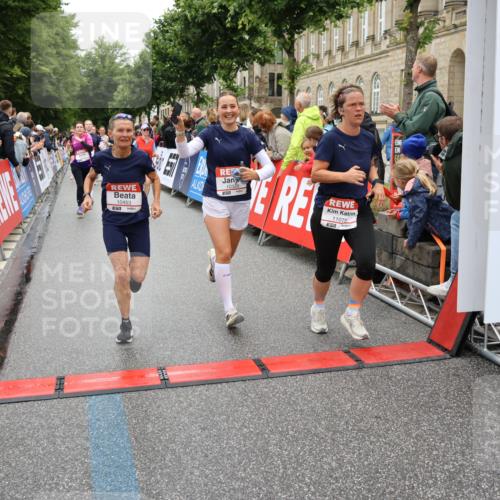 14.06.2026 - REWE Women's Run Strokosch-Dieckow http://msf.ph/oto/9783275 14.06.2026 10:01:53 Ziel 10165, 10320, 10431, 10453, 10495, 10831, 11013, 11038, 11075, 11078, 11285 meine-sportfotos.de