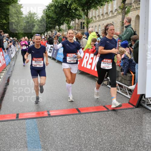 14.06.2026 - REWE Women's Run Strokosch-Dieckow http://msf.ph/oto/9783284 14.06.2026 10:01:53 Ziel 10165, 10320, 10431, 10453, 10495, 10831, 11013, 11038, 11075, 11078, 11285 meine-sportfotos.de