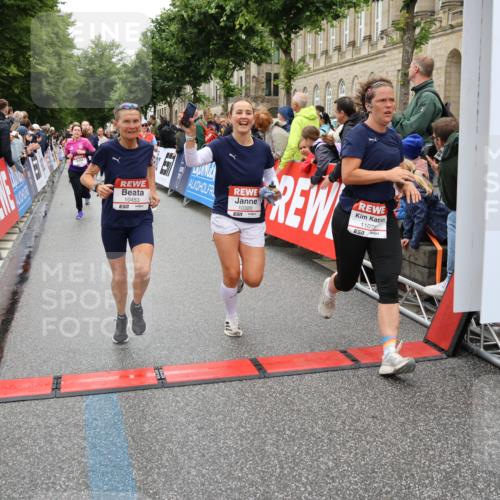 14.06.2026 - REWE Women's Run Strokosch-Dieckow http://msf.ph/oto/9783293 14.06.2026 10:01:53 Ziel 10165, 10320, 10431, 10453, 10495, 10831, 11013, 11038, 11075, 11078, 11285 meine-sportfotos.de