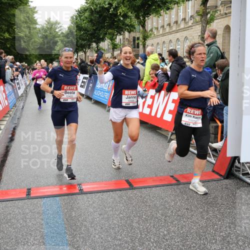 14.06.2026 - REWE Women's Run Strokosch-Dieckow http://msf.ph/oto/9783302 14.06.2026 10:01:53 Ziel 10165, 10320, 10431, 10453, 10495, 10831, 11013, 11038, 11075, 11078, 11285 meine-sportfotos.de
