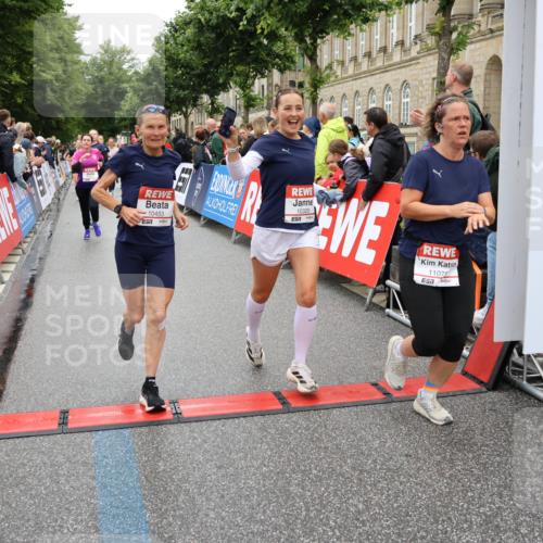 14.06.2026 - REWE Women's Run Strokosch-Dieckow http://msf.ph/oto/9783312 14.06.2026 10:01:53 Ziel 10165, 10320, 10431, 10453, 10495, 10831, 11013, 11038, 11075, 11078, 11285 meine-sportfotos.de