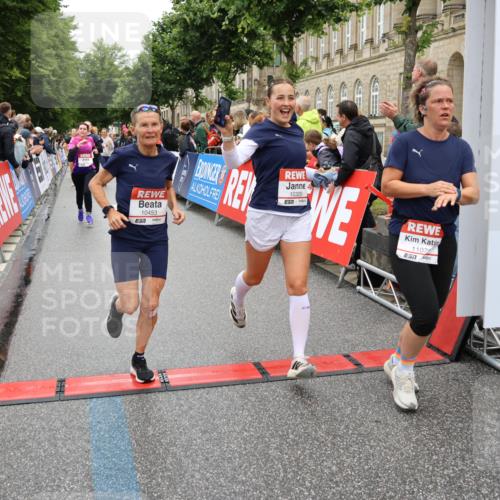 14.06.2026 - REWE Women's Run Strokosch-Dieckow http://msf.ph/oto/9783320 14.06.2026 10:01:53 Ziel 10165, 10320, 10431, 10453, 10495, 10831, 11013, 11038, 11075, 11078, 11285 meine-sportfotos.de