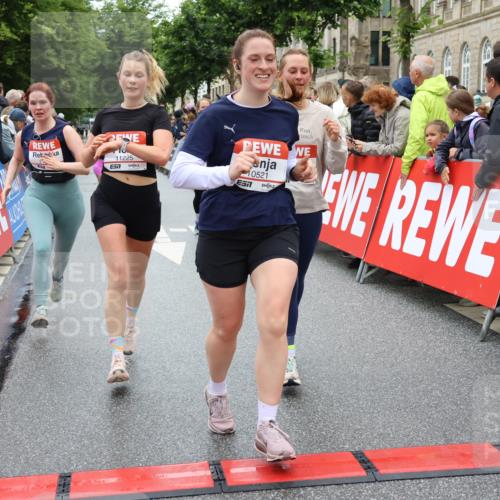 14.06.2026 - REWE Women's Run Strokosch-Dieckow http://msf.ph/oto/9783421 14.06.2026 10:01:58 Ziel 10320, 10431, 10453, 10521, 10817, 10831, 11038, 11039, 11041, 11075, 11078, 11139, 11180, 11225, 11285, 11506 meine-sportfotos.de