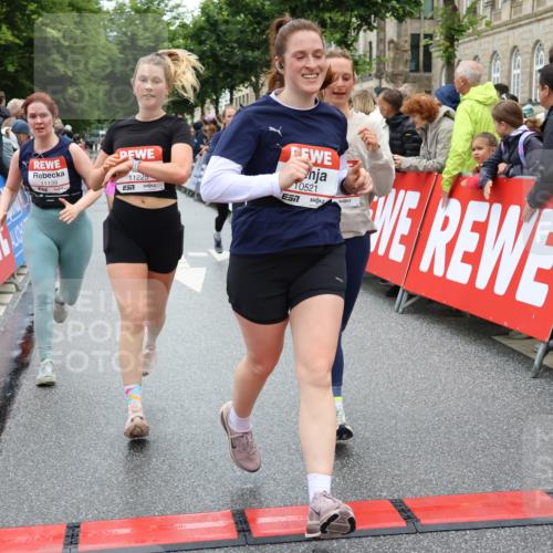 14.06.2026 - REWE Women's Run Strokosch-Dieckow http://msf.ph/oto/9783430 14.06.2026 10:01:58 Ziel 10320, 10431, 10453, 10521, 10817, 10831, 11038, 11039, 11041, 11075, 11078, 11139, 11180, 11225, 11285, 11506 meine-sportfotos.de