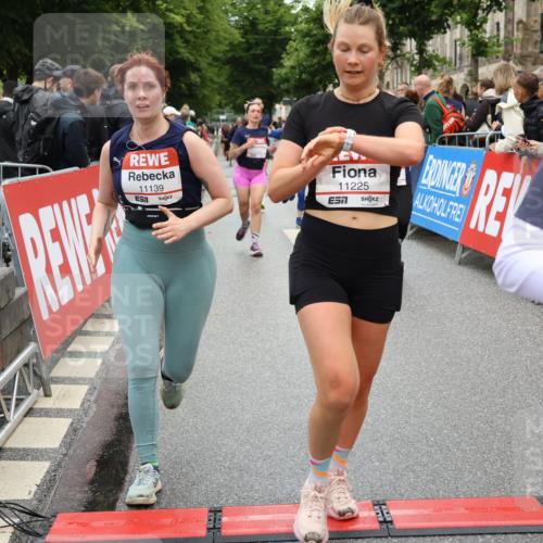 14.06.2026 - REWE Women's Run Strokosch-Dieckow http://msf.ph/oto/9783438 14.06.2026 10:01:59 Ziel 10320, 10431, 10453, 10521, 10817, 10831, 11038, 11039, 11041, 11075, 11078, 11139, 11180, 11225, 11285, 11506 meine-sportfotos.de