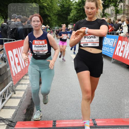14.06.2026 - REWE Women's Run Strokosch-Dieckow http://msf.ph/oto/9783447 14.06.2026 10:01:59 Ziel 10320, 10431, 10453, 10521, 10817, 10831, 11038, 11039, 11041, 11075, 11078, 11139, 11180, 11225, 11285, 11506 meine-sportfotos.de