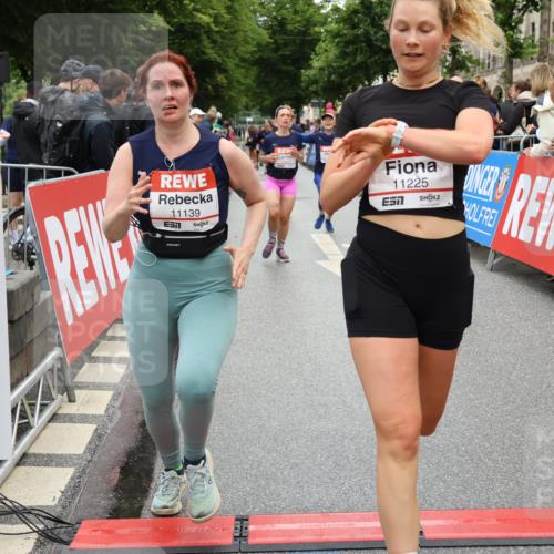 14.06.2026 - REWE Women's Run Strokosch-Dieckow http://msf.ph/oto/9783455 14.06.2026 10:01:59 Ziel 10320, 10431, 10453, 10521, 10817, 10831, 11038, 11039, 11041, 11075, 11078, 11139, 11180, 11225, 11285, 11506 meine-sportfotos.de