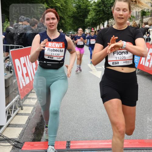 14.06.2026 - REWE Women's Run Strokosch-Dieckow http://msf.ph/oto/9783462 14.06.2026 10:01:59 Ziel 10320, 10431, 10453, 10521, 10817, 10831, 11038, 11039, 11041, 11075, 11078, 11139, 11180, 11225, 11285, 11506 meine-sportfotos.de