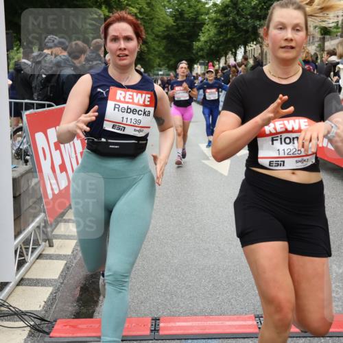14.06.2026 - REWE Women's Run Strokosch-Dieckow http://msf.ph/oto/9783470 14.06.2026 10:01:59 Ziel 10320, 10431, 10453, 10521, 10817, 10831, 11038, 11039, 11041, 11075, 11078, 11139, 11180, 11225, 11285, 11506 meine-sportfotos.de