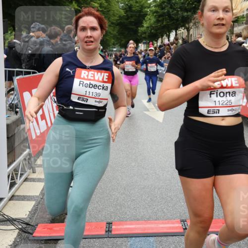14.06.2026 - REWE Women's Run Strokosch-Dieckow http://msf.ph/oto/9783479 14.06.2026 10:01:59 Ziel 10320, 10431, 10453, 10521, 10817, 10831, 11038, 11039, 11041, 11075, 11078, 11139, 11180, 11225, 11285, 11506 meine-sportfotos.de