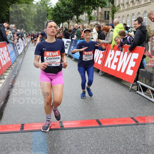 14.06.2026 - REWE Women's Run Strokosch-Dieckow http://msf.ph/oto/9783500 14.06.2026 10:02:02 Ziel 10431, 10521, 10817, 11038, 11039, 11041, 11139, 11180, 11225, 11285, 11506 meine-sportfotos.de