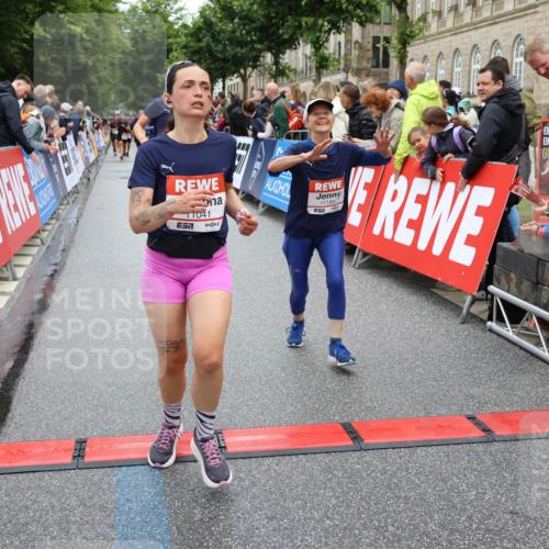 14.06.2026 - REWE Women's Run Strokosch-Dieckow http://msf.ph/oto/9783512 14.06.2026 10:02:02 Ziel 10431, 10521, 10817, 11038, 11039, 11041, 11139, 11180, 11225, 11285, 11506 meine-sportfotos.de