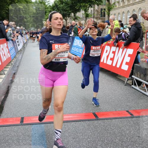 14.06.2026 - REWE Women's Run Strokosch-Dieckow http://msf.ph/oto/9783533 14.06.2026 10:02:02 Ziel 10431, 10521, 10817, 11038, 11039, 11041, 11139, 11180, 11225, 11285, 11506 meine-sportfotos.de