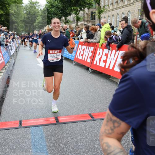 14.06.2026 - REWE Women's Run Strokosch-Dieckow http://msf.ph/oto/9783542 14.06.2026 10:02:02 Ziel 10431, 10521, 10817, 11038, 11039, 11041, 11139, 11180, 11225, 11285, 11506 meine-sportfotos.de
