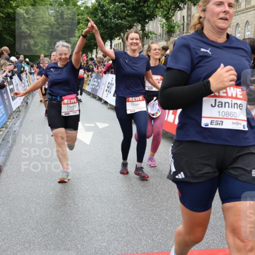 14.06.2026 - REWE Women's Run Strokosch-Dieckow http://msf.ph/oto/9783699 14.06.2026 10:02:10 Ziel 10132, 10177, 10860, 10967, 11162, 11180, 11506, 11511, 11514 meine-sportfotos.de