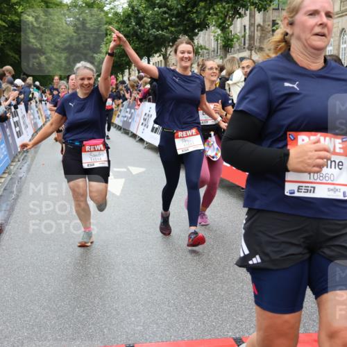 14.06.2026 - REWE Women's Run Strokosch-Dieckow http://msf.ph/oto/9783709 14.06.2026 10:02:10 Ziel 10132, 10177, 10860, 10967, 11162, 11180, 11506, 11511, 11514 meine-sportfotos.de