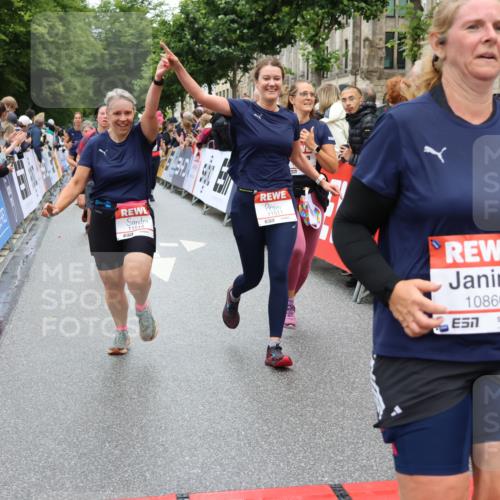 14.06.2026 - REWE Women's Run Strokosch-Dieckow http://msf.ph/oto/9783718 14.06.2026 10:02:10 Ziel 10132, 10177, 10860, 10967, 11162, 11180, 11506, 11511, 11514 meine-sportfotos.de