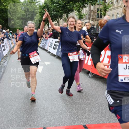 14.06.2026 - REWE Women's Run Strokosch-Dieckow http://msf.ph/oto/9783736 14.06.2026 10:02:10 Ziel 10132, 10177, 10860, 10967, 11162, 11180, 11506, 11511, 11514 meine-sportfotos.de
