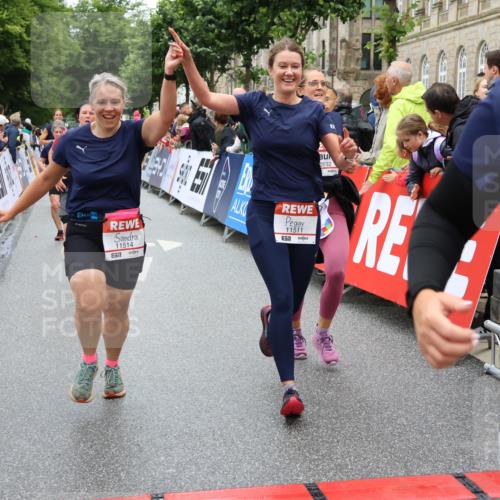 14.06.2026 - REWE Women's Run Strokosch-Dieckow http://msf.ph/oto/9783763 14.06.2026 10:02:10 Ziel 10132, 10177, 10860, 10967, 11162, 11180, 11506, 11511, 11514 meine-sportfotos.de