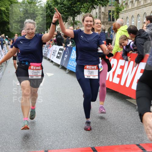 14.06.2026 - REWE Women's Run Strokosch-Dieckow http://msf.ph/oto/9783773 14.06.2026 10:02:10 Ziel 10132, 10177, 10860, 10967, 11162, 11180, 11506, 11511, 11514 meine-sportfotos.de