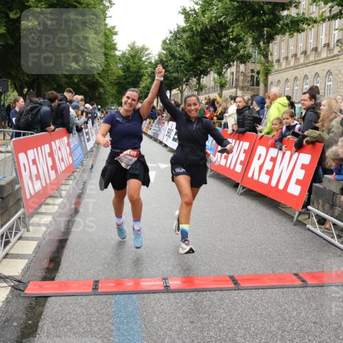 14.06.2026 - REWE Women's Run Strokosch-Dieckow http://msf.ph/oto/9783895 14.06.2026 10:02:18 Ziel 10132, 10177, 10251, 10340, 10967, 11511, 11512, 11513, 11514 meine-sportfotos.de