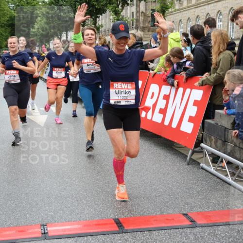 14.06.2026 - REWE Women's Run Strokosch-Dieckow http://msf.ph/oto/9784024 14.06.2026 10:02:25 Ziel 10622, 10733, 10772, 10904, 10945, 10946, 11032, 11191, 11329, 11512, 11513 meine-sportfotos.de