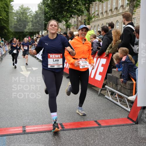 14.06.2026 - REWE Women's Run Strokosch-Dieckow http://msf.ph/oto/9784233 14.06.2026 10:02:40 Ziel 10261, 10617, 10780, 10932, 11102 meine-sportfotos.de