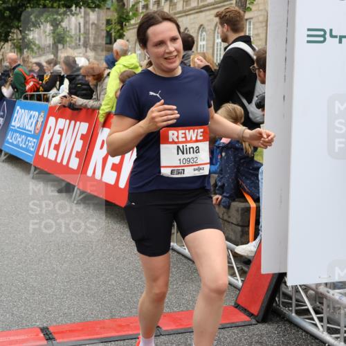 14.06.2026 - REWE Women's Run Strokosch-Dieckow http://msf.ph/oto/9784350 14.06.2026 10:02:45 Ziel 10261, 10617, 10780, 10932, 11102, 11448 meine-sportfotos.de