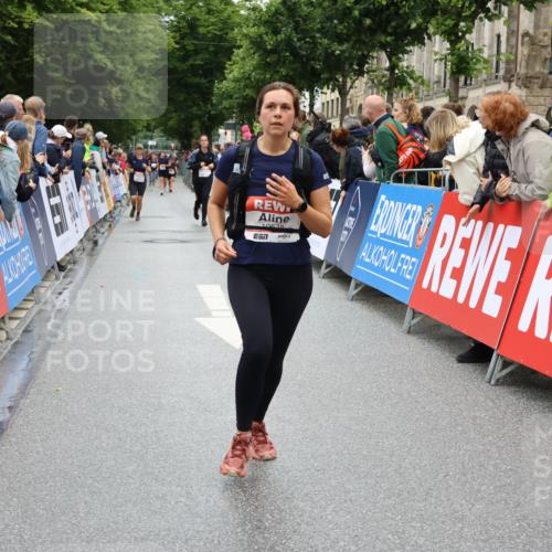 14.06.2026 - REWE Women's Run Strokosch-Dieckow http://msf.ph/oto/9784544 14.06.2026 10:02:54 Ziel 10181, 10639, 11110, 11201, 11448, 11469 meine-sportfotos.de