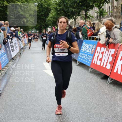 14.06.2026 - REWE Women's Run Strokosch-Dieckow http://msf.ph/oto/9784575 14.06.2026 10:02:54 Ziel 10181, 10639, 11110, 11201, 11448, 11469 meine-sportfotos.de