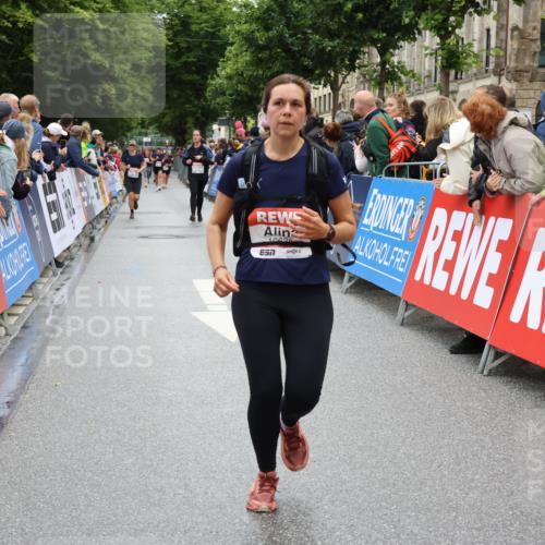 14.06.2026 - REWE Women's Run Strokosch-Dieckow http://msf.ph/oto/9784585 14.06.2026 10:02:54 Ziel 10181, 10639, 11110, 11201, 11448, 11469 meine-sportfotos.de