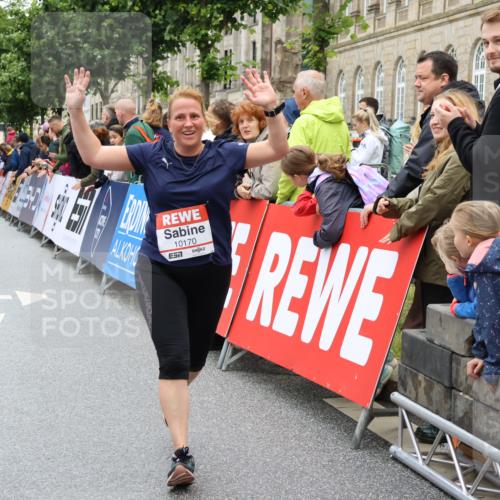 14.06.2026 - REWE Women's Run Strokosch-Dieckow http://msf.ph/oto/9784699 14.06.2026 10:03:05 Ziel 10170, 10631, 10753 meine-sportfotos.de