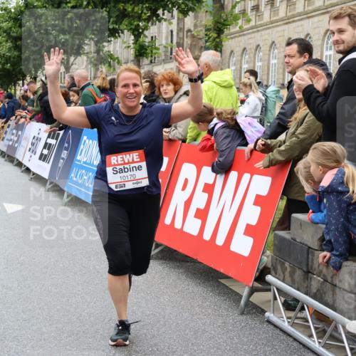 14.06.2026 - REWE Women's Run Strokosch-Dieckow http://msf.ph/oto/9784708 14.06.2026 10:03:05 Ziel 10170, 10631, 10753 meine-sportfotos.de