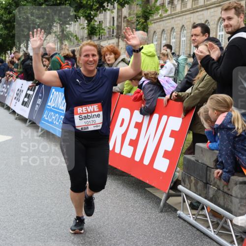 14.06.2026 - REWE Women's Run Strokosch-Dieckow http://msf.ph/oto/9784718 14.06.2026 10:03:05 Ziel 10170, 10631, 10753 meine-sportfotos.de