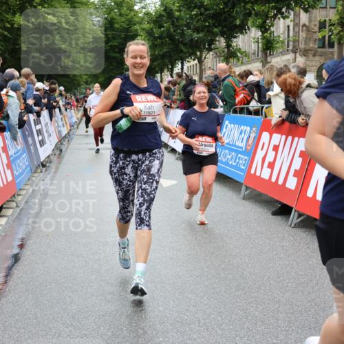 14.06.2026 - REWE Women's Run Strokosch-Dieckow http://msf.ph/oto/9784849 14.06.2026 10:03:11 Ziel 10029, 10170, 10224, 10510, 11350, 11523 meine-sportfotos.de