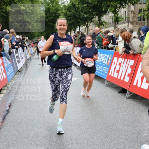14.06.2026 - REWE Women's Run Strokosch-Dieckow http://msf.ph/oto/9784854 14.06.2026 10:03:11 Ziel 10029, 10170, 10224, 10510, 11350, 11523 meine-sportfotos.de