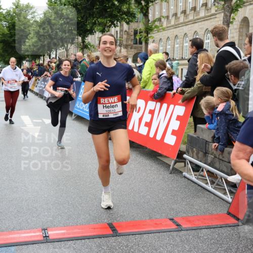 14.06.2026 - REWE Women's Run Strokosch-Dieckow http://msf.ph/oto/9784880 14.06.2026 10:03:14 Ziel 10029, 10224, 10510, 11208, 11350, 11444, 11523 meine-sportfotos.de