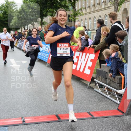 14.06.2026 - REWE Women's Run Strokosch-Dieckow http://msf.ph/oto/9784890 14.06.2026 10:03:14 Ziel 10029, 10224, 10510, 11208, 11350, 11444, 11523 meine-sportfotos.de