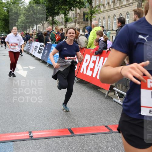 14.06.2026 - REWE Women's Run Strokosch-Dieckow http://msf.ph/oto/9784910 14.06.2026 10:03:14 Ziel 10029, 10224, 10510, 11208, 11350, 11444, 11523 meine-sportfotos.de