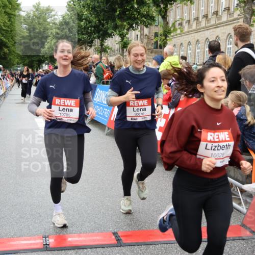 14.06.2026 - REWE Women's Run Strokosch-Dieckow http://msf.ph/oto/9784986 14.06.2026 10:03:20 Ziel 10028, 10029, 10224, 10510, 10670, 10785, 11208, 11444 meine-sportfotos.de
